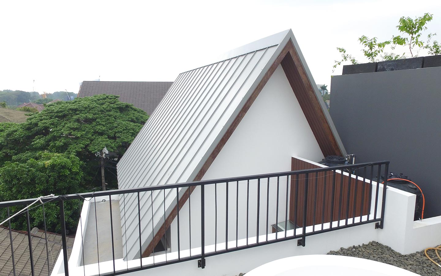 Jadikan COLORBOND® Gull Grey sebagai bahan atap utama, Kinala Residence ...